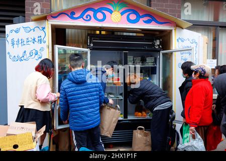 8.. März 2022, New York, NY. Studenten der Stuyvesant High School führen die Chinatown Community Kühlschrank Food Bank vor Chung Pak in Chinatown ein... Stockfoto