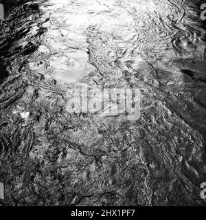 Schwarze und weiße Kunstfotografie mit Wassertextur Stockfoto