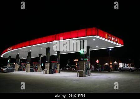 An einer Sheetz-Tankstelle sind Gaspumpen zu sehen. AAA berichtete, dass der nationale Durchschnittspreis für eine Gallone Gas in den Vereinigten Staaten mit 4,173 US-Dollar ein Rekordhoch war. Stockfoto