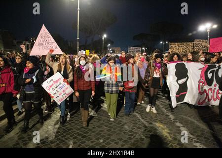 Roma, RM, Italien. 8. März 2022. Demonstration der Non Una Di Meno Bewegung zum Frauentag in Rom (Foto: © Matteo Nardone/Pacific Press via ZUMA Press Wire) Stockfoto