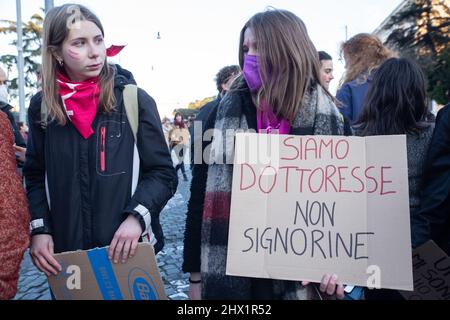 Roma, RM, Italien. 8. März 2022. Demonstration der Non Una Di Meno Bewegung zum Frauentag in Rom (Foto: © Matteo Nardone/Pacific Press via ZUMA Press Wire) Stockfoto