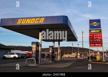 ELYSBURG, Pennsylvania, USA. 8. März 2022. Die Benzinpreise werden an einer Sunoco-Station angezeigt. AAA berichtete, dass der nationale Durchschnittspreis für eine Gallone Gas in den Vereinigten Staaten mit 4,173 US-Dollar ein Rekordhoch war. (Bild: © Paul Weaver/SOPA Images via ZUMA Press Wire) Stockfoto