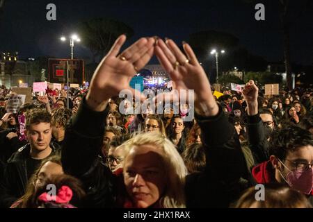 Roma, RM, Italien. 8. März 2022. Demonstration der Non Una Di Meno Bewegung zum Frauentag in Rom (Foto: © Matteo Nardone/Pacific Press via ZUMA Press Wire) Stockfoto