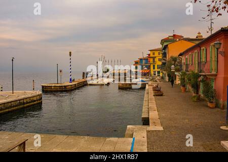 Castelletto di Brenzone, Italien - Dezember 27. 2021. Winter am Ufer von Castelletto di Brenzone am Gardasee in der Provinz Verona, Venetien, Italien Stockfoto