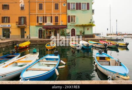 Castelletto di Brenzone, Italien - Dezember 27. 2021. Winter am Ufer von Castelletto di Brenzone am Gardasee in der Provinz Verona, Venetien, Italien Stockfoto