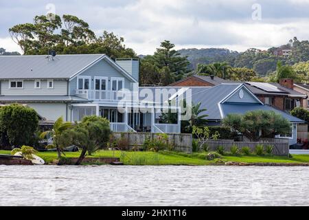 Die Bewohner der Narrabeen Lagune mussten am 8.. März 2022 aufgrund der starken Regenfälle und Überschwemmungen evakuieren, am Tag danach und das Lagunenwasser ist immer noch hoch, NSW Stockfoto