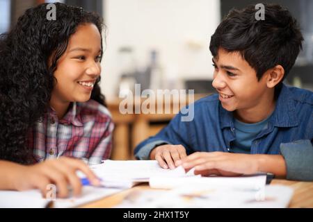 Hilfe nach dem Unterricht. Aufnahme von zwei jungen Studenten, die gemeinsam in einem Klassenzimmer studieren. Stockfoto