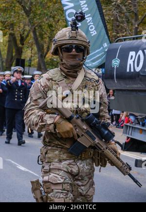 Auf der Lord Mayor’s Show 2021, Victoria Embankment, London, England, Großbritannien, marschiert ein Kommando des Royal Marines Reserve in voller Kampfausrüstung. Stockfoto