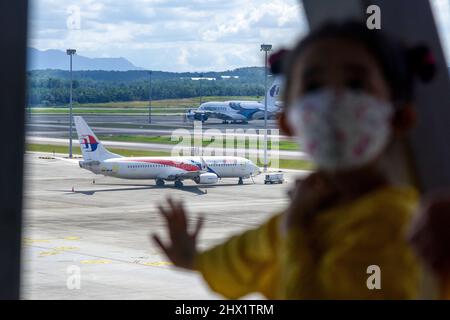 Kuala Lumpur, Malaysia. 9. März 2022. Flugzeuge von Malaysia Airlines werden am Kuala Lumpur International Airport in Sepang in Selangor, Malaysia, am 9. März 2022, mit einem Bild aufgenommen. Malaysia wird ab dem 1. April den Übergang zu einer endemischen Phase der Pandemie beginnen und seine Grenzen für internationale Reisende wieder öffnen, sagte der malaysische Premierminister Ismail Sabri Yaakob am Dienstag. Quelle: Chong Voon Chung/Xinhua/Alamy Live News Stockfoto