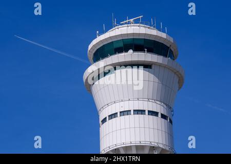 Kuala Lumpur, Malaysia. 9. März 2022. Ein Flugzeug fliegt über dem Kuala Lumpur International Airport in Sepang in Selangor, Malaysia, 9. März 2022. Malaysia wird ab dem 1. April den Übergang zu einer endemischen Phase der Pandemie beginnen und seine Grenzen für internationale Reisende wieder öffnen, sagte der malaysische Premierminister Ismail Sabri Yaakob am Dienstag. Quelle: Chong Voon Chung/Xinhua/Alamy Live News Stockfoto