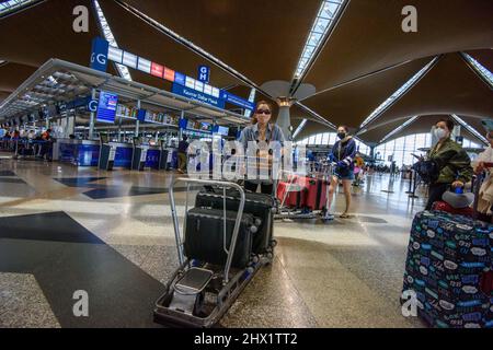 Kuala Lumpur, Malaysia. 9. März 2022. Passagiere gehen am Kuala Lumpur International Airport in Sepang in Selangor, Malaysia, 9. März 2022. Malaysia wird ab dem 1. April den Übergang zu einer endemischen Phase der Pandemie beginnen und seine Grenzen für internationale Reisende wieder öffnen, sagte der malaysische Premierminister Ismail Sabri Yaakob am Dienstag. Quelle: Chong Voon Chung/Xinhua/Alamy Live News Stockfoto