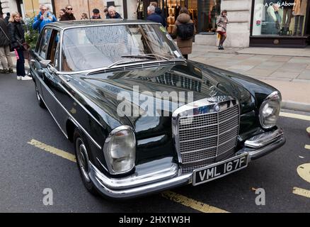 Drei Viertel Vorderansicht eines Green, Automatic, 1968, Mercedes 280SE, auf dem Regents Street Motor Show 2021 Stockfoto