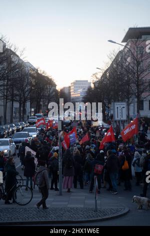 München, Deutschland. 08. März 2022. Am 8. März 2022 versammelten sich Hunderte von Teilnehmern am Internationalen Frauentag am Königsplatz in München zu einem feministischen Streik. (Foto: Alexander Pohl/Sipa USA) Quelle: SIPA USA/Alamy Live News Stockfoto