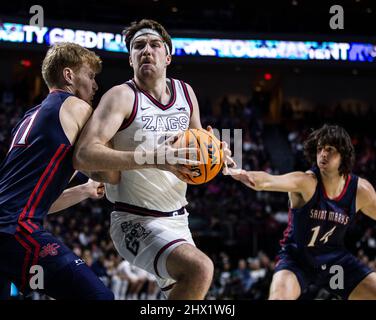 März 08 2022 Las Vegas, NV, USA Gonzaga Forward Drew Timme (2) fährt in der ersten Hälfte zum Reifen während des NCAA West Coast Conference Men's Basketball Tournament Championship-Spiels zwischen Gonzaga Bulldogs und den Saint Mary's Gaels in der Orleans Arena Las Vegas, NV. Thurman James/CSM Stockfoto