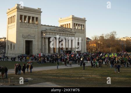München, Deutschland. 08. März 2022. Am 8. März 2022 versammelten sich Hunderte von Teilnehmern am Internationalen Frauentag am Königsplatz in München zu einem feministischen Streik. (Foto: Alexander Pohl/Sipa USA) Quelle: SIPA USA/Alamy Live News Stockfoto