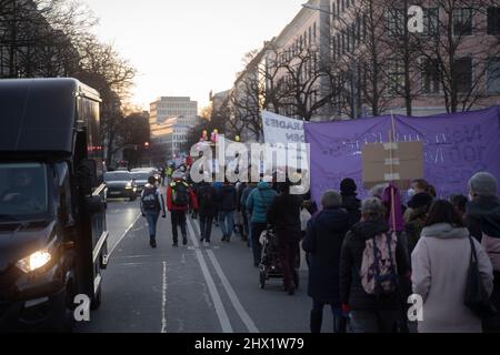 München, Deutschland. 08. März 2022. Am 8. März 2022 versammelten sich Hunderte von Teilnehmern am Internationalen Frauentag am Königsplatz in München zu einem feministischen Streik. (Foto: Alexander Pohl/Sipa USA) Quelle: SIPA USA/Alamy Live News Stockfoto