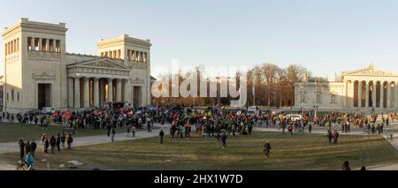 München, Deutschland. 08. März 2022. Am 8. März 2022 versammelten sich Hunderte von Teilnehmern am Internationalen Frauentag am Königsplatz in München zu einem feministischen Streik. (Foto: Alexander Pohl/Sipa USA) Quelle: SIPA USA/Alamy Live News Stockfoto
