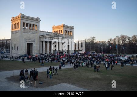 München, Deutschland. 08. März 2022. Am 8. März 2022 versammelten sich Hunderte von Teilnehmern am Internationalen Frauentag am Königsplatz in München zu einem feministischen Streik. (Foto: Alexander Pohl/Sipa USA) Quelle: SIPA USA/Alamy Live News Stockfoto
