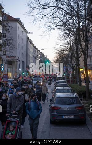 München, Deutschland. 08. März 2022. Am 8. März 2022 versammelten sich Hunderte von Teilnehmern am Internationalen Frauentag am Königsplatz in München zu einem feministischen Streik. (Foto: Alexander Pohl/Sipa USA) Quelle: SIPA USA/Alamy Live News Stockfoto