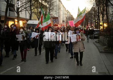 München, Deutschland. 08. März 2022. Am 8. März 2022 versammelten sich Hunderte von Teilnehmern am Internationalen Frauentag am Königsplatz in München zu einem feministischen Streik. (Foto: Alexander Pohl/Sipa USA) Quelle: SIPA USA/Alamy Live News Stockfoto