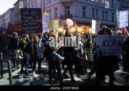 München, Deutschland. 08. März 2022. Am 8. März 2022 versammelten sich Hunderte von Teilnehmern am Internationalen Frauentag am Königsplatz in München zu einem feministischen Streik. (Foto: Alexander Pohl/Sipa USA) Quelle: SIPA USA/Alamy Live News Stockfoto