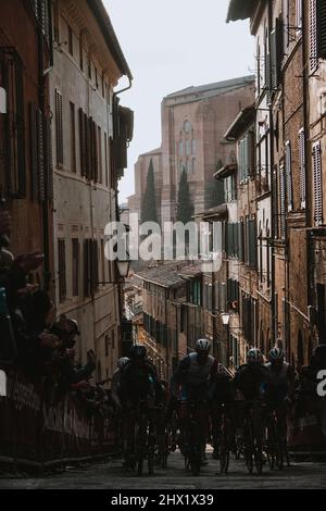 März 5. Siena, Italien. Eroica - 16. Strade Bianche 2022. 184km eintägiges Rennen von Siena nach Siena - Piazza del Campo. Stockfoto