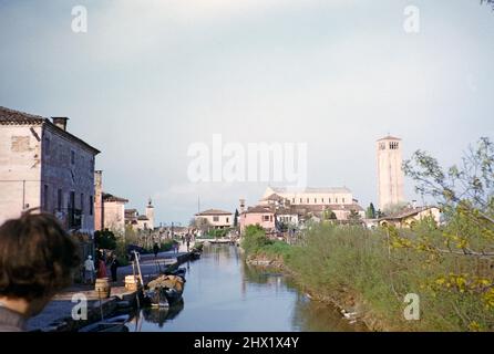 Blick auf den Kanal in Richtung Kirche St. Fusca von Ravenna, Insel Torcello, Lagune von Venedig, byzantinische Architektur, Venedig, Italien 1957 Stockfoto