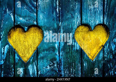 Architektur Detail - zwei Herzen in alten Holz in ukrainischen Flagge Farben geschnitzt. Stockfoto
