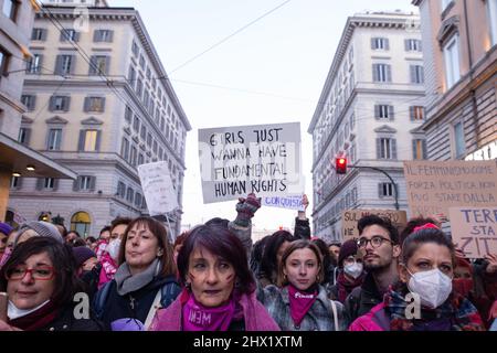 Roma, RM, Italien. 8. März 2022. Demonstration der Non Una Di Meno Bewegung zum Frauentag in Rom (Foto: © Matteo Nardone/Pacific Press via ZUMA Press Wire) Stockfoto