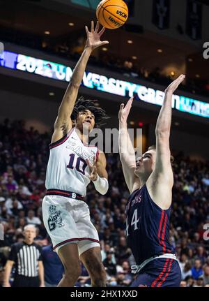 März 08 2022 Las Vegas, NV, USA Gonzaga-Wächter Hunter Sallis (10)fährt in der ersten Hälfte zum Reifen während des NCAA West Coast Conference Men's Basketball Tournament Championship-Spiels zwischen Gonzaga Bulldogs und den Saint Mary's Gaels in der Orleans Arena Las Vegas, NV. Thurman James/CSM Stockfoto