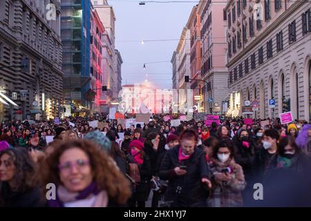Roma, RM, Italien. 8. März 2022. Demonstration der Non Una Di Meno Bewegung zum Frauentag in Rom (Foto: © Matteo Nardone/Pacific Press via ZUMA Press Wire) Stockfoto