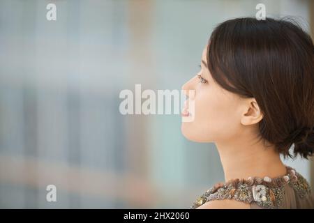 Raffinierte Raffinesse. Aufnahme einer elegant gekleideten jungen Frau. Stockfoto