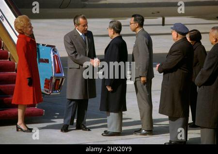 PEKING, CHINA - 21. Februar 1972 - US-Präsident Nixon schüttelt sich die Hände, Chou Enlai steht am Fuße der Luftwaffe eine Treppenrampe, während Pat Stockfoto