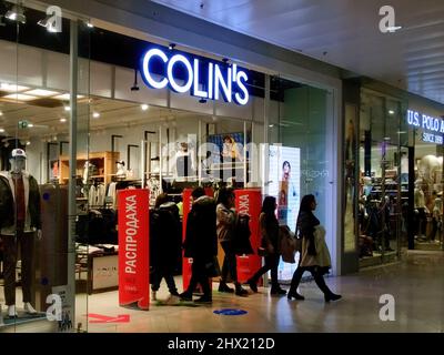 Colin's Store im großen Moskauer Einkaufszentrum „European“ eröffnet. Am 6. März gaben mehrere Premium-Marken die Beendigung ihrer Aktivitäten in Russland und die Schließung ihrer Filialen bekannt. Aber viele Marken arbeiten weiter. (Foto von Alexander Sayganov / SOPA Images/Sipa USA) Stockfoto