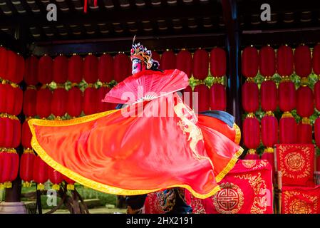 Sichuan Oper Maske ändern - Bian lian - Darsteller in einem chinesischen Teehaus Stockfoto