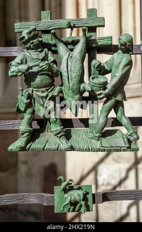 Sternzeichen-Statue auf dem Geländer der St.-Veits-Kathedrale Stockfoto