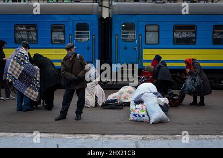 Spanien. 07. März 2022. Flüchtlinge mit Gepäck und Koffern werden auf einem Bahnsteig am Bahnhof Lviv-Holovnyi gesehen, der darauf wartet, am 7. März 2022 in einen Zug zu steigen, um aus dem Land nach Lviv, Ukraine, zu fliehen. Als westlichste Stadt der Ukraine ist Lviv zu einer wichtigen Anlaufstelle für Flüchtlinge aus dem ganzen Land geworden, die aus dem Krieg fliehen und dann in Züge in andere Länder Europas wie Polen oder Ungarn fahren. Mehr als 2 Millionen Menschen, vor allem Frauen und Kinder, haben das Land bereits verlassen. (Foto von Davide Bonaldo/Sipa USA) Quelle: SIPA USA/Alamy Live News Stockfoto