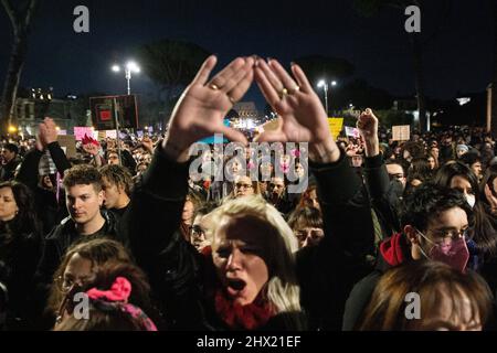Roma, RM, Italien. 8. März 2022. Demonstration der Non Una Di Meno Bewegung zum Frauentag in Rom (Foto: © Matteo Nardone/Pacific Press via ZUMA Press Wire) Stockfoto
