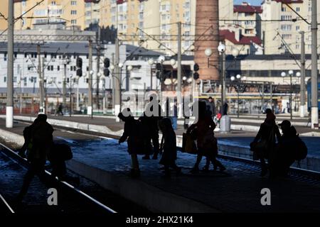 Non Exclusive: LVIV, UKRAINE - 28. FEBRUAR 2022 - die Silhouetten von Menschen werden am Bahnhof von Lviv als Flüchtlinge vor Feindseligkeiten gesehen, die Eber sind Stockfoto