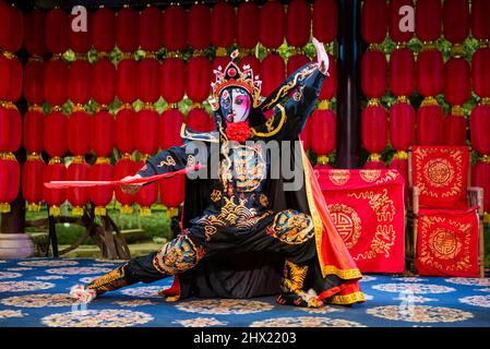 Sichuan Oper Maske ändern - Bian lian - Darsteller in einem chinesischen Teehaus Stockfoto