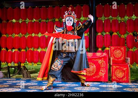 Sichuan Oper Maske ändern - Bian lian - Darsteller in einem chinesischen Teehaus Stockfoto