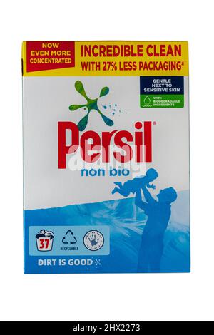 Karton mit nicht biologischem Waschpulver von Persil jetzt noch konzentrierter unglaublich sauber mit 27 % weniger Verpackung isoliert auf weißem Hintergrund Stockfoto