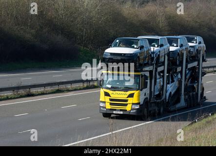 Altmann Transporter mit neuen Land Rover Fahrzeugen auf der Autobahn M40, Warwickshire, Großbritannien Stockfoto