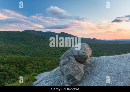 Panoramablick vom Middle Sugarloaf Mountain in Bethlehem, New Hampshire an einem bewölkten Sommertag bei Sonnenuntergang. Stockfoto