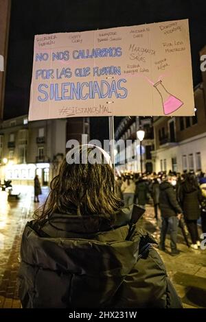 Burgos, Spanien. 08. März 2022. Ein Protestant hält ein Plakat während der Demonstration zum Internationalen Frauentag in Burgos. Tausende Demonstranten marschieren anlässlich des Internationalen Frauentags in Burgos durch die Straßen und protestieren massiv gegen die Ungleichheit der Frauen. (Foto: Jorge Contreras Soto/SOPA Images/Sipa USA) Quelle: SIPA USA/Alamy Live News Stockfoto