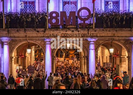 Burgos, Spanien. 08. März 2022. Während der Demonstration zum Internationalen Frauentag marschiert die Masse der Demonstranten durch das Rathaus von Burgos. Tausende Demonstranten marschieren anlässlich des Internationalen Frauentags in Burgos durch die Straßen und protestieren massiv gegen die Ungleichheit der Frauen. (Foto: Jorge Contreras Soto/SOPA Images/Sipa USA) Quelle: SIPA USA/Alamy Live News Stockfoto