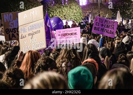 Burgos, Spanien. 08. März 2022. Während der Demonstration zum Internationalen Frauentag in Burgos halten Demonstranten Plakate. Tausende Demonstranten marschieren anlässlich des Internationalen Frauentags in Burgos durch die Straßen und protestieren massiv gegen die Ungleichheit der Frauen. (Foto: Jorge Contreras Soto/SOPA Images/Sipa USA) Quelle: SIPA USA/Alamy Live News Stockfoto