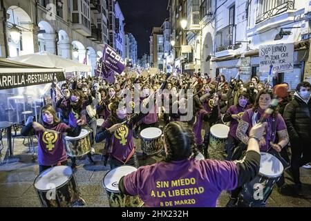 Burgos, Spanien. 08. März 2022. Frauen der Batucada beleben die Demonstration zum Internationalen Frauentag in Burgos. Tausende Demonstranten marschieren anlässlich des Internationalen Frauentags in Burgos durch die Straßen und protestieren massiv gegen die Ungleichheit der Frauen. (Foto: Jorge Contreras Soto/SOPA Images/Sipa USA) Quelle: SIPA USA/Alamy Live News Stockfoto