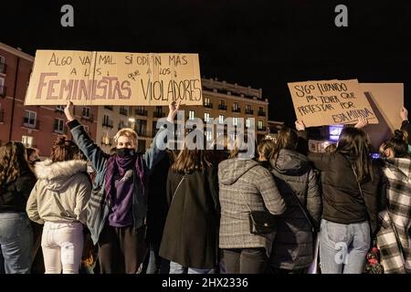 Burgos, Spanien. 08. März 2022. Während der Demonstration zum Internationalen Frauentag in Burgos halten Demonstranten Plakate. Tausende Demonstranten marschieren anlässlich des Internationalen Frauentags in Burgos durch die Straßen und protestieren massiv gegen die Ungleichheit der Frauen. (Foto: Jorge Contreras Soto/SOPA Images/Sipa USA) Quelle: SIPA USA/Alamy Live News Stockfoto