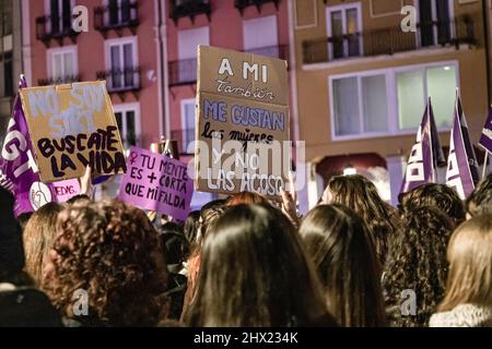 Burgos, Spanien. 08. März 2022. Während der Demonstration zum Internationalen Frauentag in Burgos halten Demonstranten Plakate. Tausende Demonstranten marschieren anlässlich des Internationalen Frauentags in Burgos durch die Straßen und protestieren massiv gegen die Ungleichheit der Frauen. (Foto: Jorge Contreras Soto/SOPA Images/Sipa USA) Quelle: SIPA USA/Alamy Live News Stockfoto